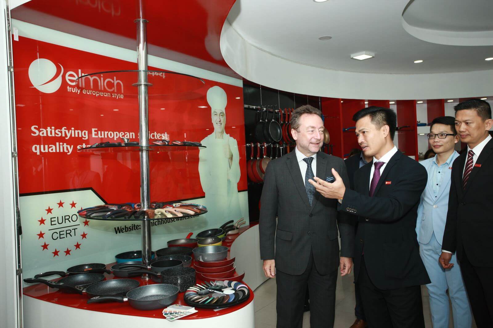 Đại sứ Séc thăm quan Phòng trưng bày sản phẩm Elmich