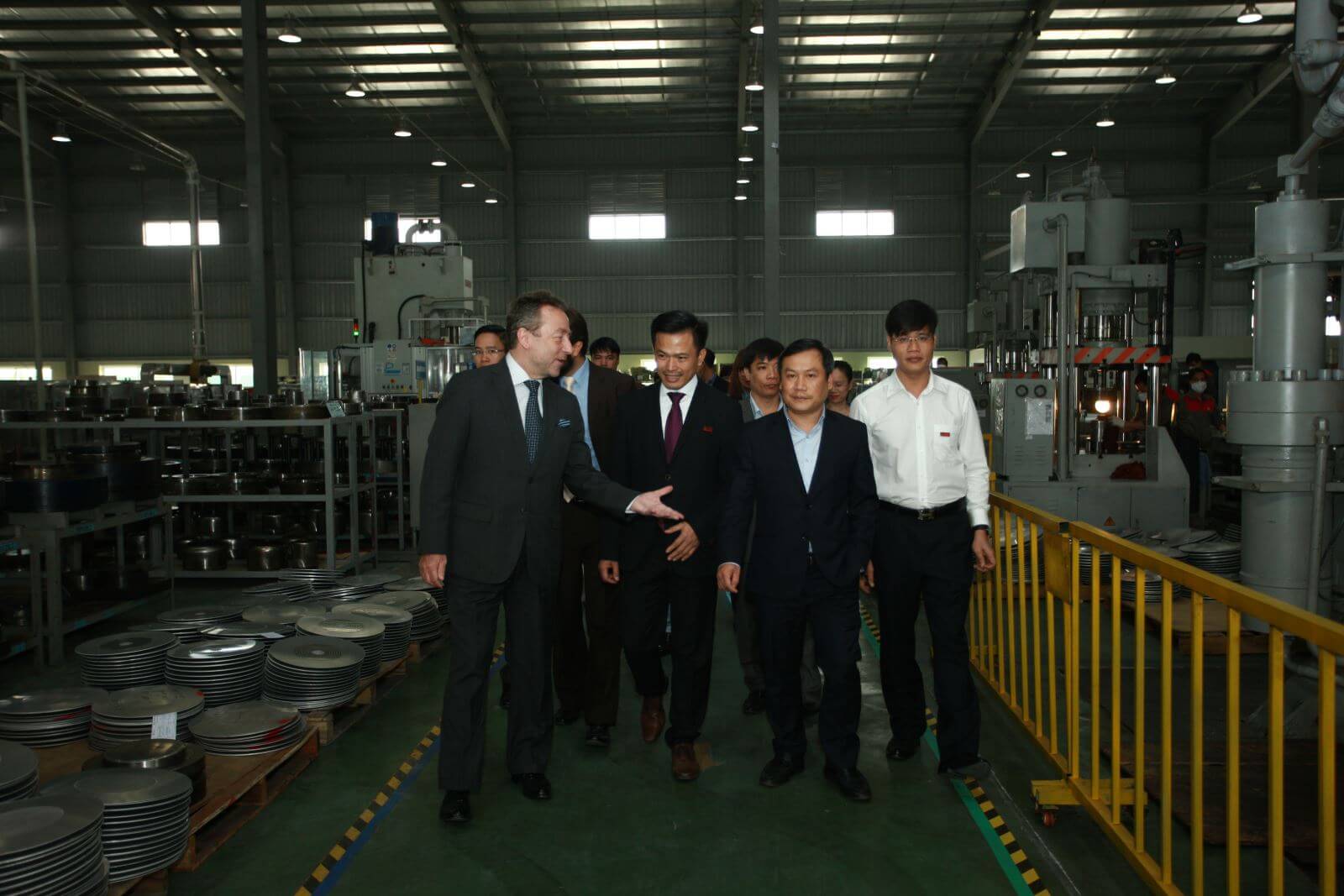 Ngài đại sứ (ngoài cùng bên trái) thăm quan Nhà máy Elmich