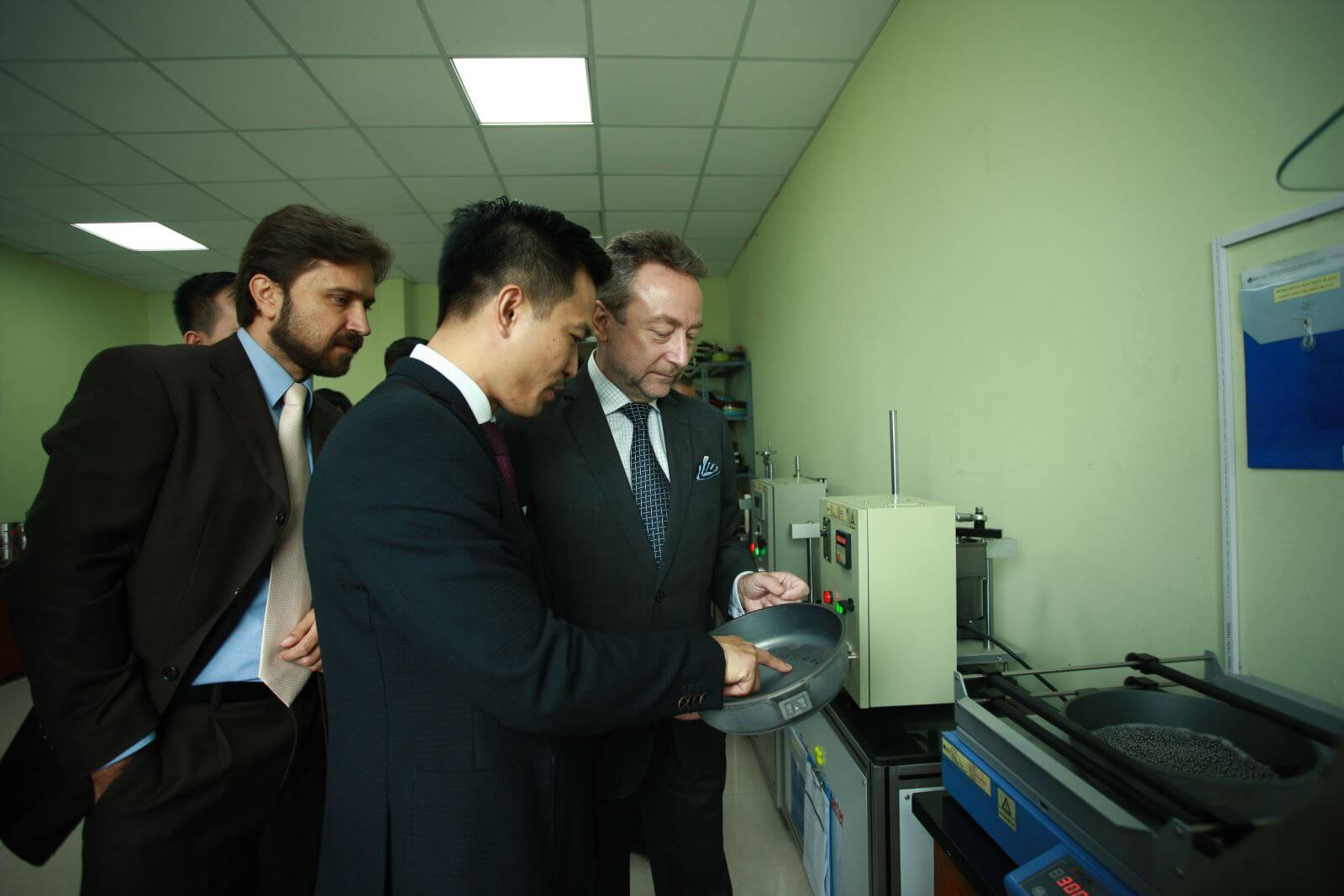Ngài Đại sứ (ngoài cùng bên phải) và Ngài Tham tán thương mại (ngoài cùng bên trái) tìm hiểu quy trình kiểm định chất lượng sản phẩm của Tập đoàn Elmich