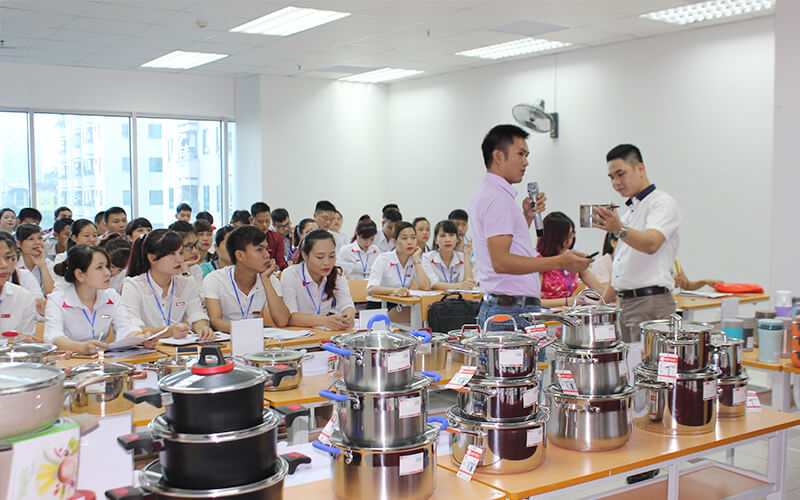 Ông Nguyễn Văn Qúy_ Trưởng phòng R&D đào tạo về kiến thức sản phẩm gia dụng
