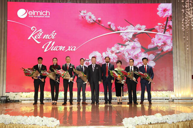 Đại sứ Séc tặng hoa lãnh đạo Elmich
