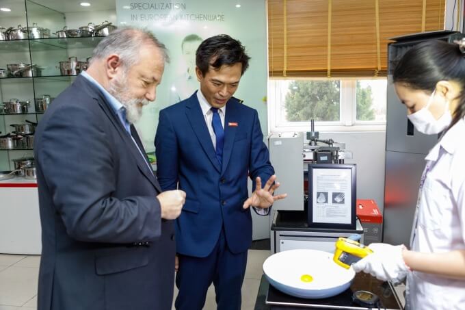 Đại sứ Czech (trái) và ông Đỗ Thành Trung - Chủ tịch Tập đoàn Elmich trải nghiệm sản phẩm gia dụng Elmich. Ảnh: Elmich