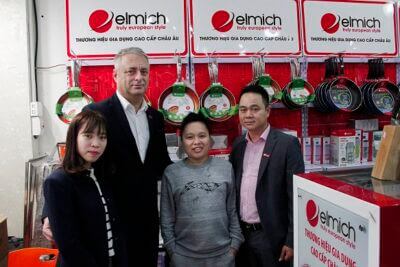 Ngài Milan Novosad – Phó chủ tịch Tập đoàn Elmich châu Âu đi thăm các điểm bán Elmich tại Hà Nội