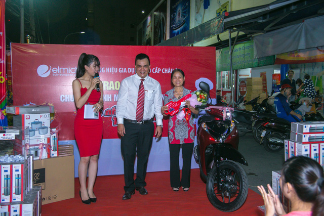 Chị Phan Thị Hằng tại lễ trao thưởng xe máy SH Mode