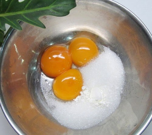 Cho đường vào lòng đỏ trứng gà rồi trộn đều hỗn hợp