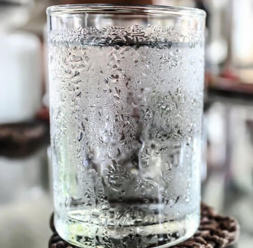 Nước đọng trên thành cốc nước lạnh
