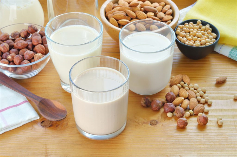 Bạn nên uống sữa hạt với liều lượng vừa đủ (200 – 250ml/lần, không quá 1L/ngày)