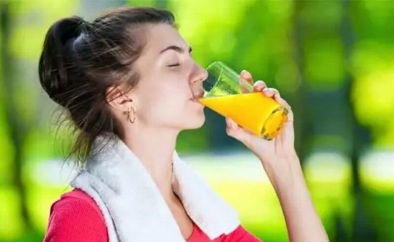 Bạn nên uống nước ép ở các buổi tập để bổ sung dinh dưỡng cho cơ thể 
