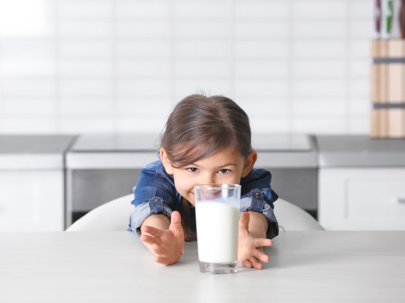 Người lớn và trẻ nhỏ đều có thể sử dụng kết hợp cả sữa bò, sữa hạt