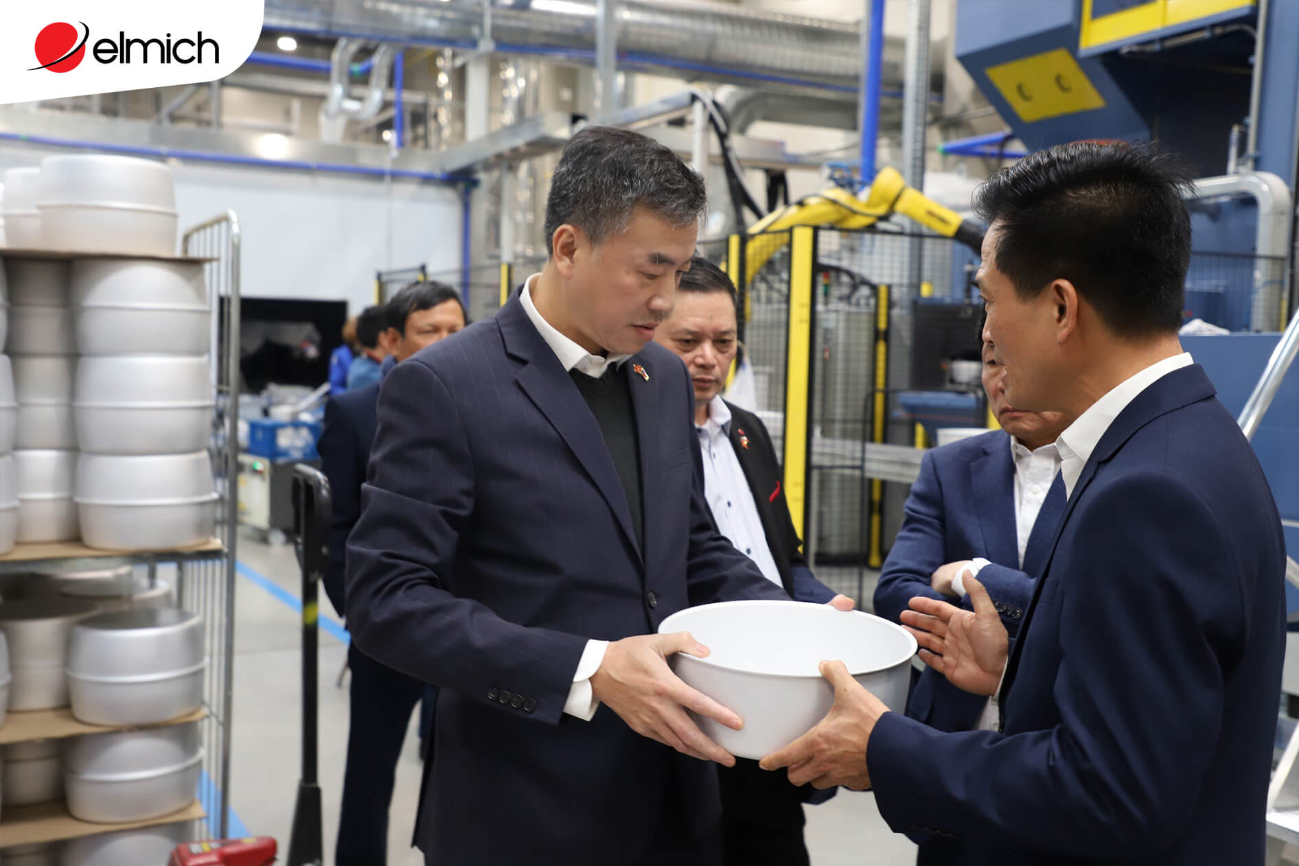 Đại sứ Dương Hoài Nam và ông Đỗ Thành Trung - Chủ tịch Tập đoàn Elmich trải nghiệm sản phẩm gia dụng thông minh chuẩn Châu Âu của tập đoàn Elmich